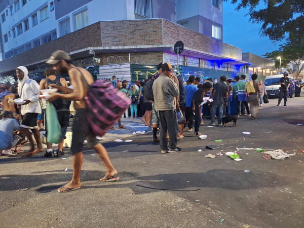 foto colorida de dependentes químicos em cruzamento da Rua dos Protestantes com a Rua dos Gusmões, na Cracolândia - Metrópoles