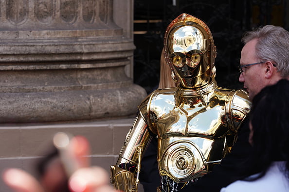 imagem colorida robô da série Star Wars C-3PO