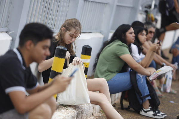 Imagem colorida de alunos chegando ao CEUB para segunda fase do Exame Nacional do Ensino Médio ENEM Brasília DF - Metrópoles