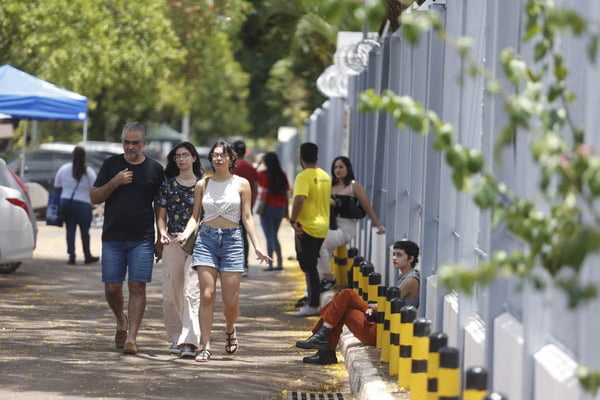 Imagem colorida de alunos chegando ao CEUB para segunda fase do Exame Nacional do Ensino Médio ENEM Brasília DF - Metrópoles