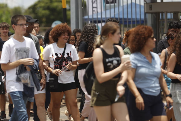 Imagem colorida de alunos chegando ao CEUB para segunda fase do Exame Nacional do Ensino Médio ENEM Brasília DF - Metrópoles