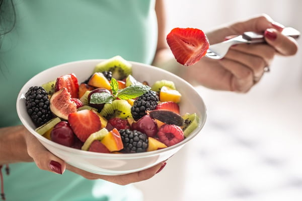 bowl com frutas diversas e coloridas