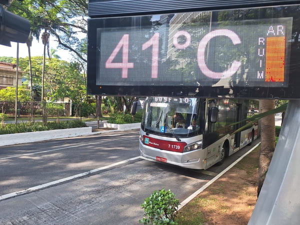 Imagem mostra termômetro marcando 41°C - Metrópoles