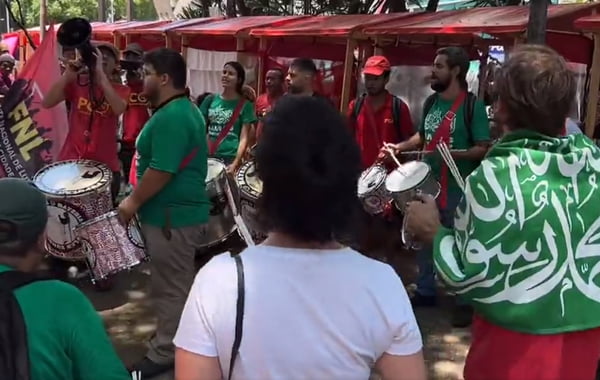 Militantes do PCO com acessórios do Hamas organizam ato em São Paulo
