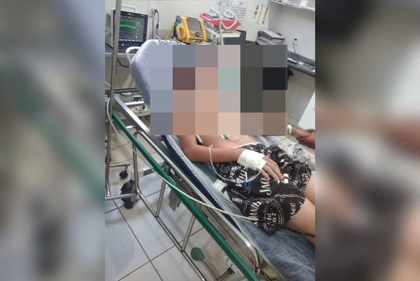 Imagem colorida de uma pessoa deitada em uma maca hospitalar menino foi forçado a comer lagartixa - metrópoles