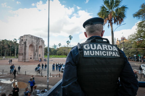 Guarda municipal observa movimentação em parque na cidade de Porto Alegre, no Rio Grande do Sul