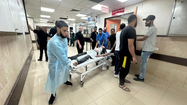 Imagem colorida mostra Cena no Hospital Al-Shifa, o maior de Gaza invadido por Israel - Metrópoles