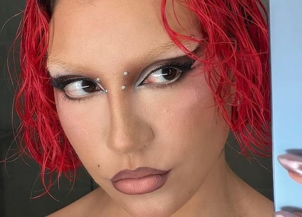 Priscilla, ex-Alcântara, com cabelos curtos e vermelhos - Metrópoles