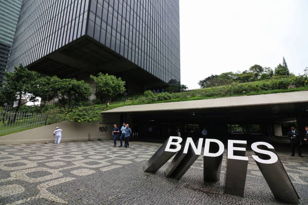 Imagem da fachada do prédio do BNDES, no Rio de Janeiro