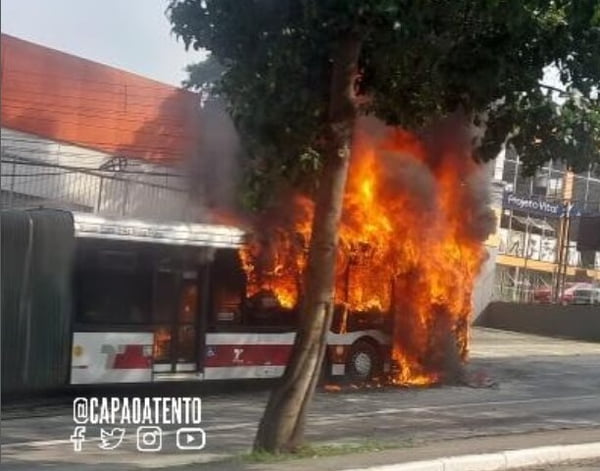 Ônibus em chamas em Itapecerica da Serra