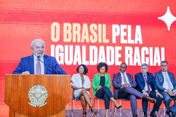 Lula discursa em evento no Palácio do Planalto em favor da igualdade racial no Brasil
