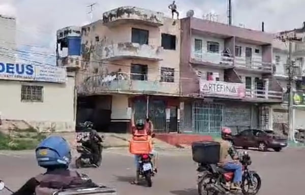 Foto de print colorido da video de motoboys brigando com morador de Ceilândia
