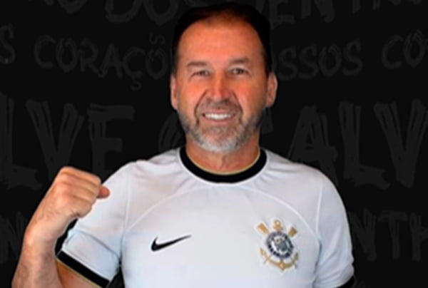 Imagem colorida de Augusto Melo com a camisa do Corinthians - Metrópoles