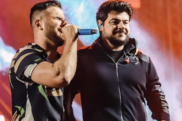 Zé Neto e Cristiano são clicados, abraçados, durante show - Metrópoles