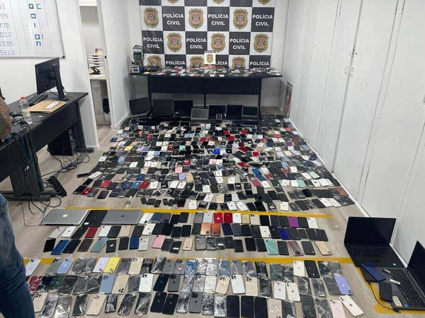 Foto colorida mostra celulares roubados