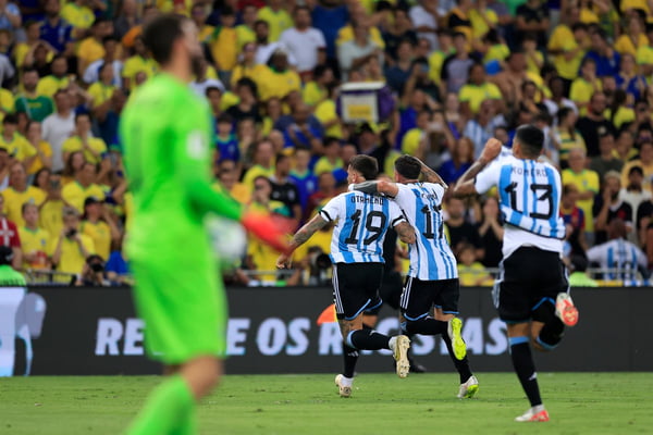 Otamendi, zagueiro da Argentina comemorando gol contra Brasil - Metrópoles