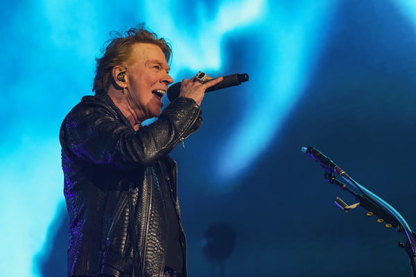 Axl Rose, vocalista da banda Guns N' Roses, cantando em show - Metrópoles