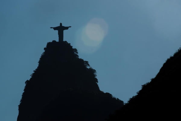 Imagem colorida do Cristo Redentor no Rio de Janeiro - Metrópoles