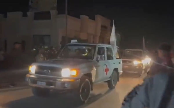 Imagem colorida de Ambulância da Cruz Vermelha com reféns israelenses soltos pelo Hamas