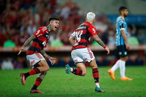 Imagem colorida de Arrascaeta e Pulgar, jogadores do Flamengo- Metrópoles