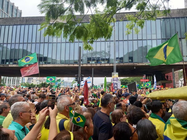 foto colorida de bolsonaristas fazendo ato na Paulista para protestar contra a morte do “patriota” Cleriston Pereira da Cunha na Papuda - Metrópoles