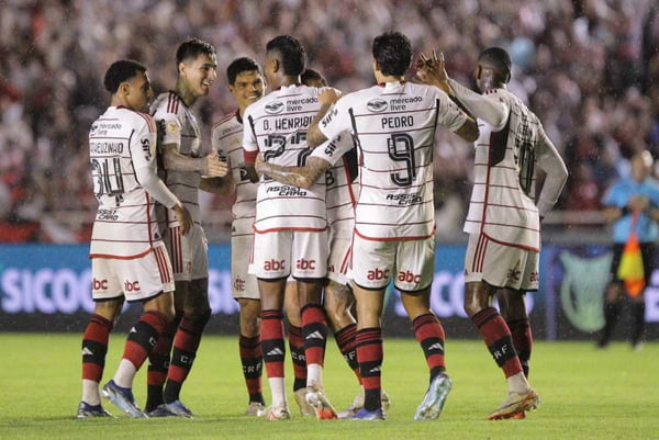 Imagem mostra jogadores do Flamengo comemorando gol em Uberlândia - Metrópoles