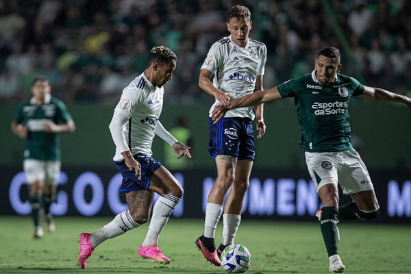 Imagem colorida dos jogadores de Goiás e Cruzeiro - Metrópoles