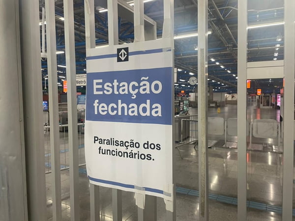foto colorida de placa na estação Barra Funda do metrô que alerta para paralisação dos metroviários - Metrópoles