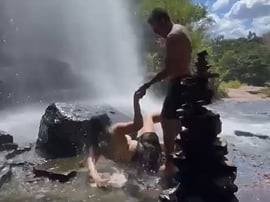 Imagem colorida de momento em que a noiva cai em cachoeira - Metrópoles