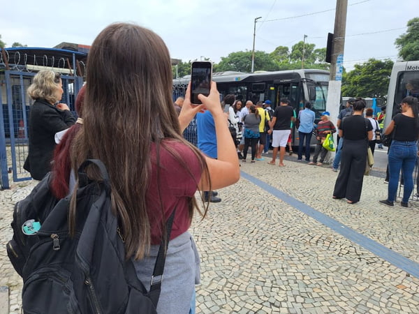 foto colorida de passageiros afetados pela greve em SP mandando fotos de filas e ônibus lotados para seus chefes; na foto, entorno da estação Jabaquara - Metrópoles