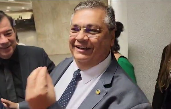 Imagem colorida de Flávio Dino em visita ao senado