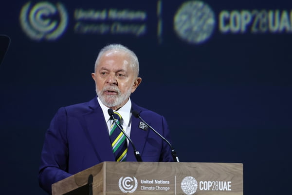 Imagem colorida mostra O presidente do Brasil, Luiz Inácio Lula da Silva, faz um discurso na cerimônia de abertura da Cúpula Mundial de Ação Climática durante a COP28, em Dubai ONU - Metrópoles