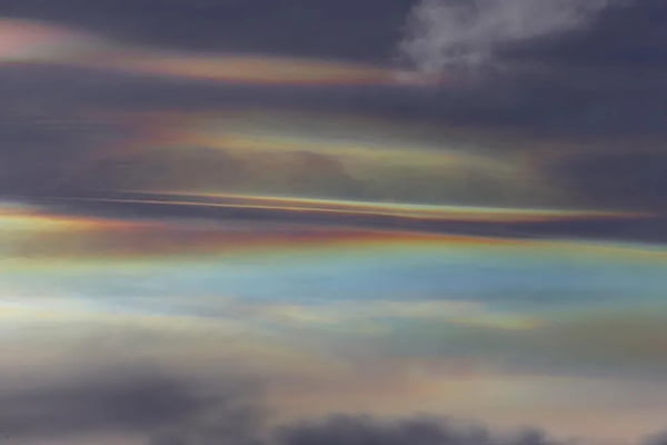 Na foto, nuvem colorida, consequência do fenômeno iridescente