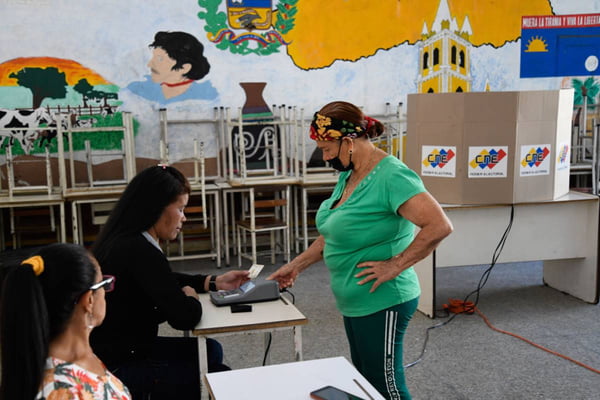 imagem mostra mulher na venezuela votando em plebiscito sobre anexação da guiana - Metrópoles