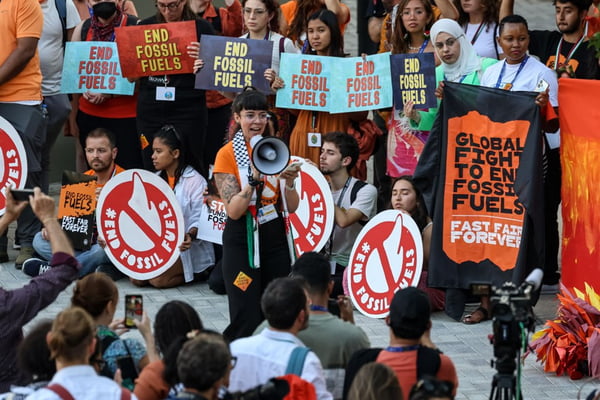 Imagem colorida de ativistas mobilizados na COP28, em Dubai, contra o uso de combustíveis fósseis ao redor do mundo - Metrópoles