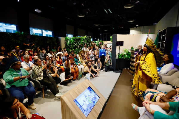 Fotografia colorida da sala do pavilhão do Brasil na COP 28