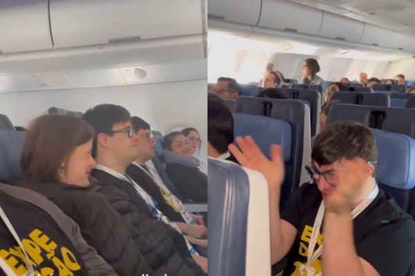 Foto colorida de um grupo de pessoas com síndrome de Down em avião - Metrópoles