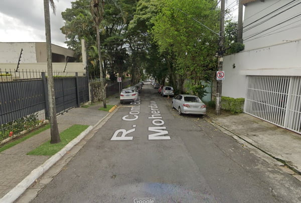 Imagem colorida mostra a rua Comendador Bichara Moherdauí, no bairro do Morumbi, onde uma casa foi invadida por uma quadrilha; PM busca os bandidos - Metrópoles
