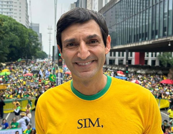 Imagem de homem branco com camiseta amarela na Avenida Paulista; ele é o deputado bolsonarista Tomé Abduch - Metrópoles