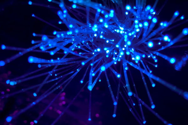 fios de internet azuis com brilho em foto tecnológica