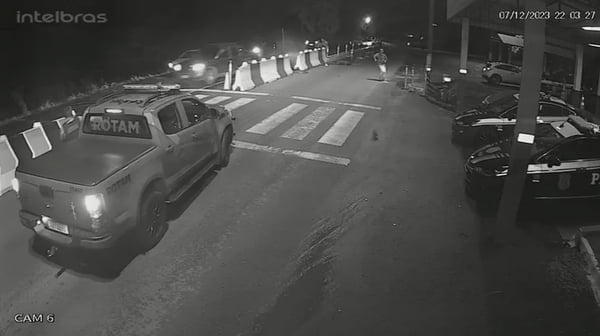 Motorista com caminhonete furtada tenta atropelar policiais para fugir de abordagem na BR-277; vídeo