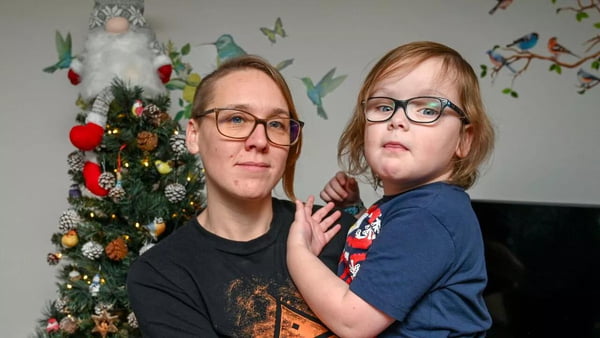 Menino de 6 anos com condição rara pede amigos de presente de Natal