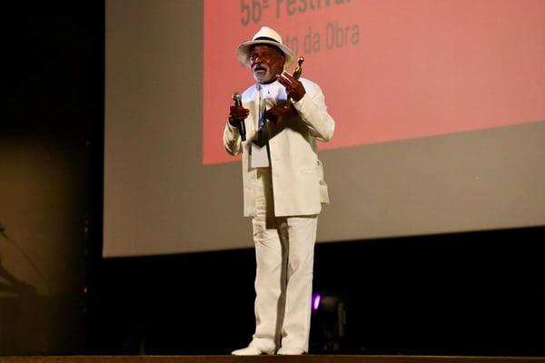 Foto colorida de Antônio Pitanga no 56º Festival de Brasília do Cinema Brasileiro - Metrópoles