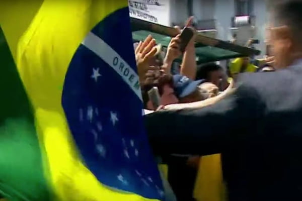 imagem colorida de bandeira do Brasil na posse de Javier Milei na Argentina