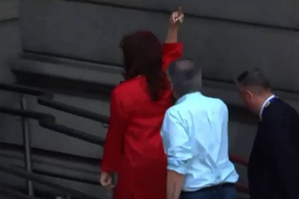 Foto colorida do momento em que Cristina Kirchener faz gesto obsceno ao ser vaiada em posse de Milei -- Metrópoles