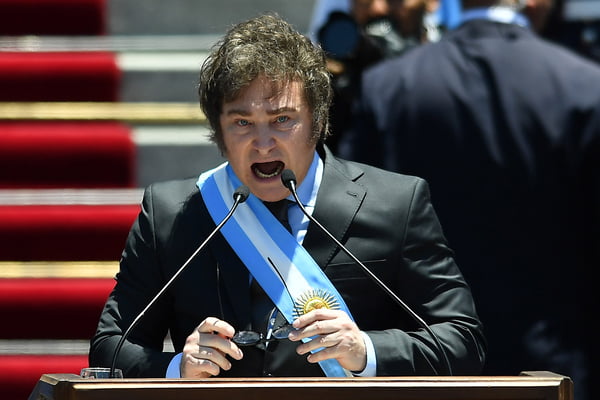 O presidente da Argentina, Javier Milei, faz um discurso após sua cerimônia de posse no Congresso Nacional em 10 de dezembro de 2023 em Buenos Aires, Argentina