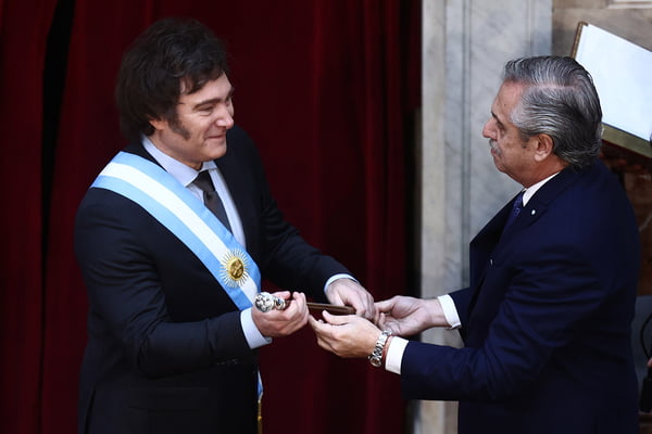 O presidente cessante da Argentina Alberto Fernandez entrega a bengala presidencial ao presidente eleito Javier Milei durante sua cerimônia de posse no Congresso Nacional