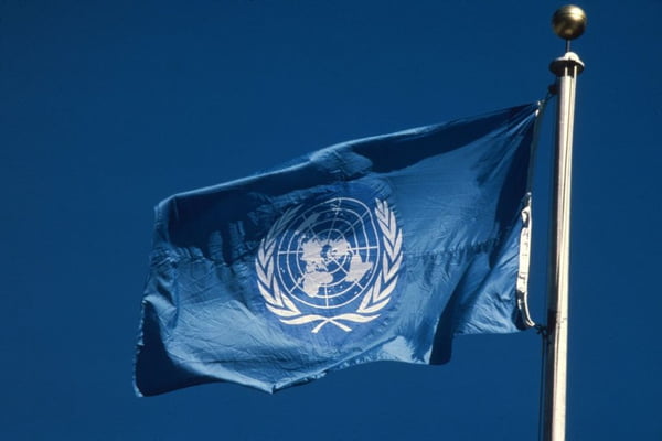 Imagem colorida de bandeira da Organização das Nações Unidas (ONU) tremulando. Ela tem as cores azul e branca e o logotipo da ONU ao centro - Metrópoles