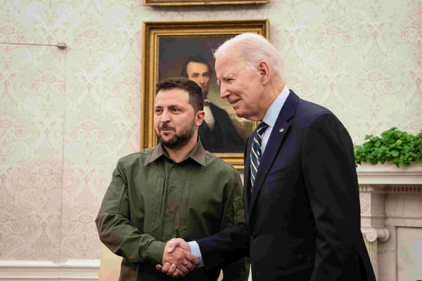 Imagem colorida de Biden e Zeenskyy apertando as mãos - Metrópoles