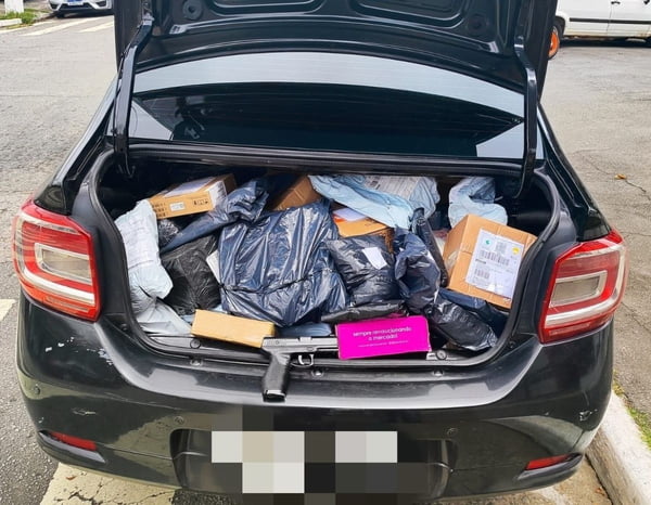 Imagem colorida mostra várias encomendas roubadas dos Correios dentro de porta-mala de carro -Metrópoles